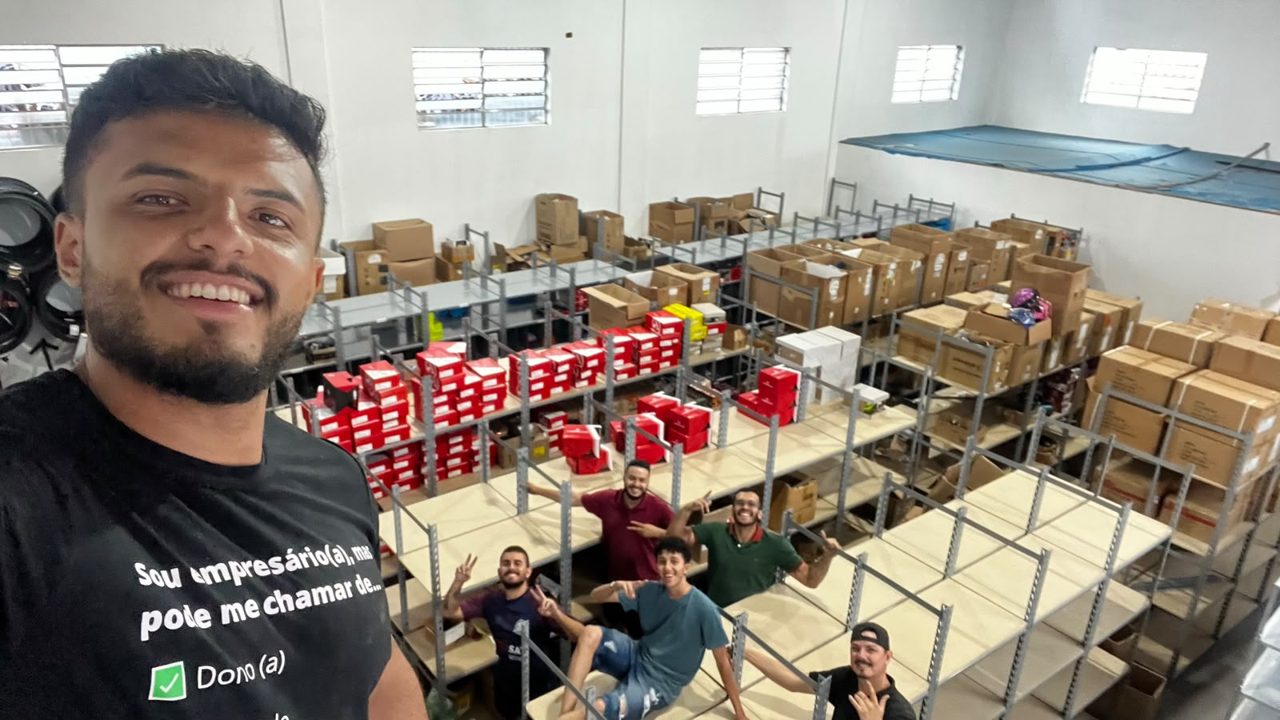 Wilian com a equipe dentro do galpão