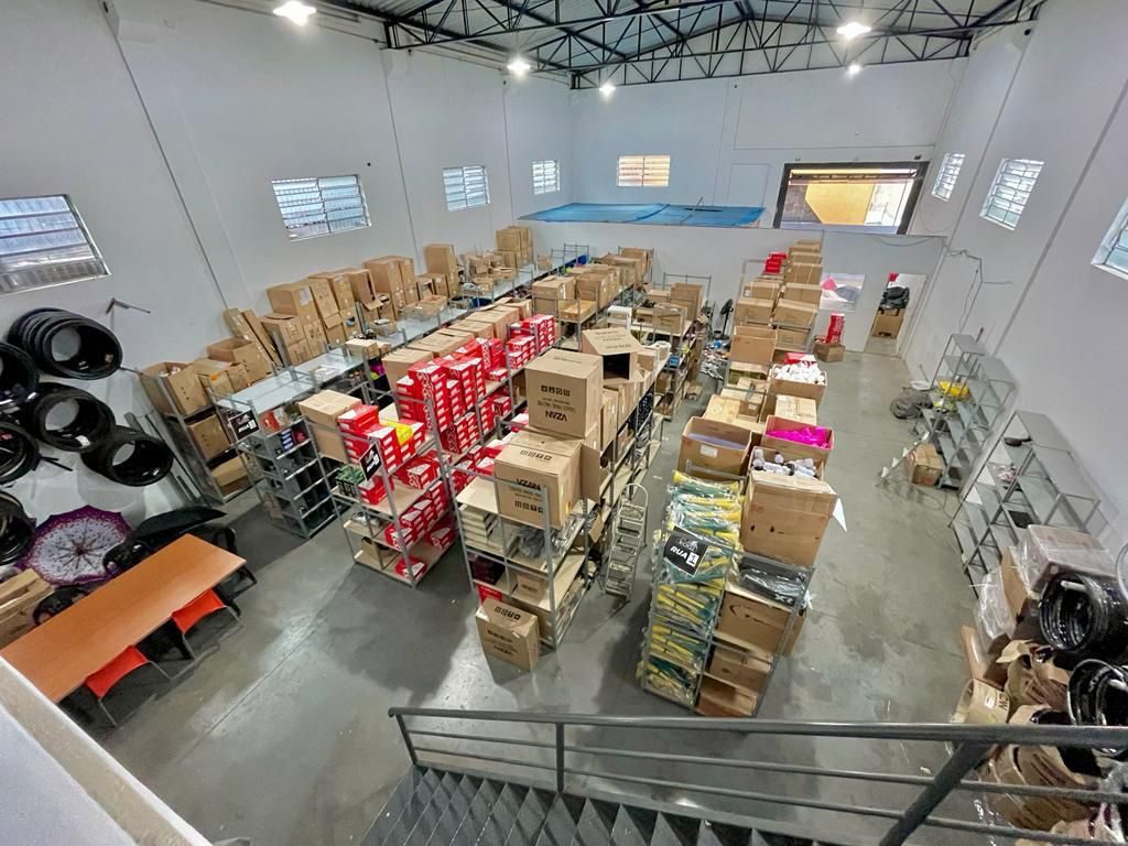 Galpão da operação visto de cima, com prateleiras e caixas
