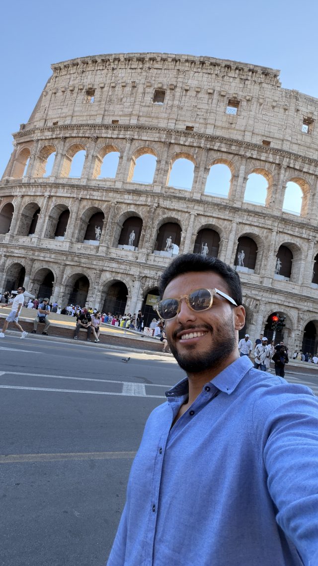 Wilian Silva em Roma, em frente ao Coliseu