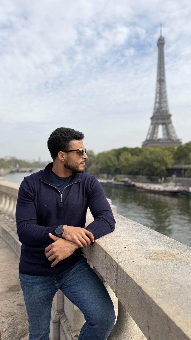 Wilian Silva em Paris, com a Torre Eiffel ao fundo
